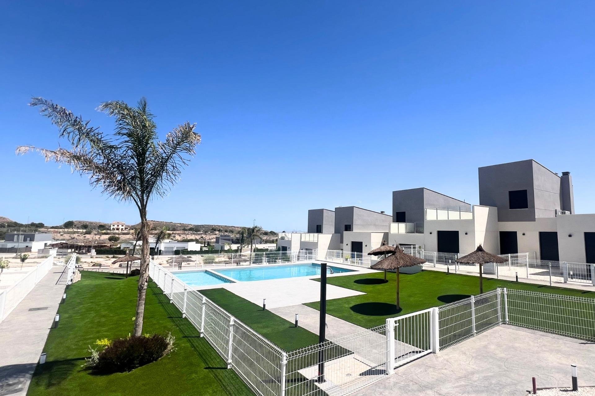 Obra nueva - Villa Adosada - Baños y Mendigo