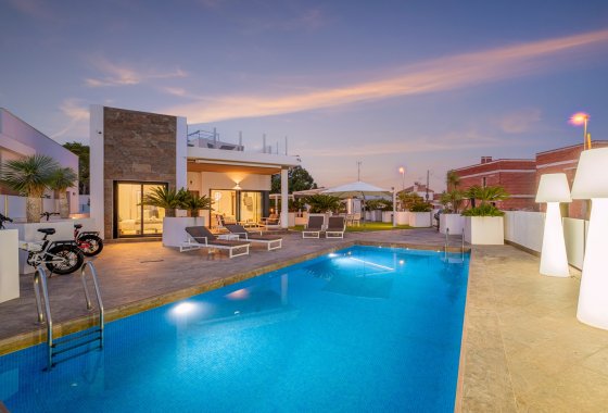 Villa - Újraértékesítés - Orihuela Costa - Villamartín